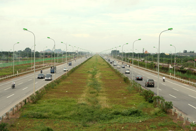 Tháng 4 trên công trường cải tạo mở rộng đường cao tốc Láng – Hòa Lạc